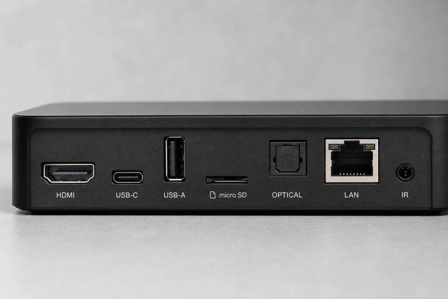 Nahaufnahme der Rückseite des Streaming-Geräts mit verschiedenen Anschlussmöglichkeiten