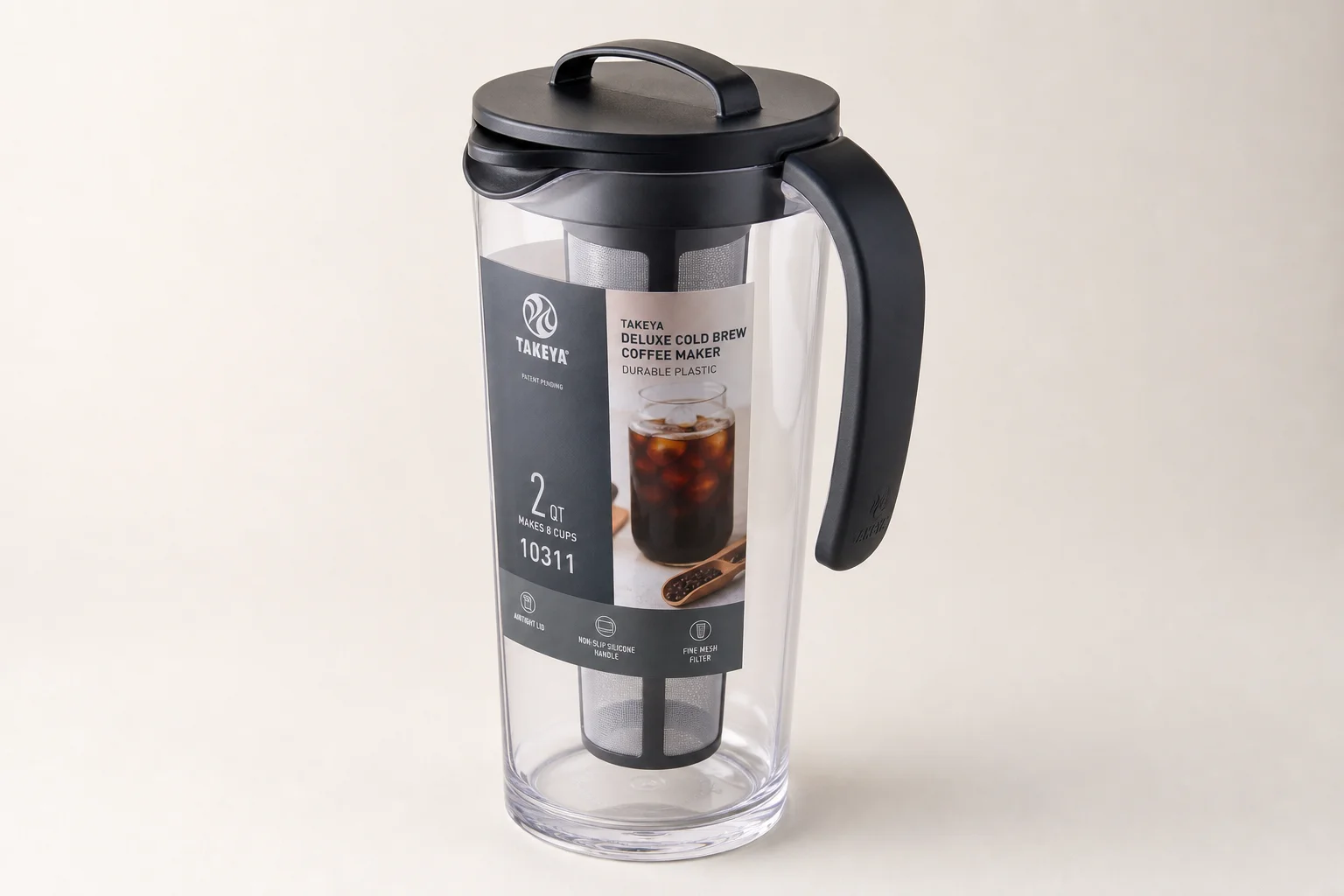 Vier Cold-Brew-Kaffeebereiter auf einer Betonoberfläche präsentiert