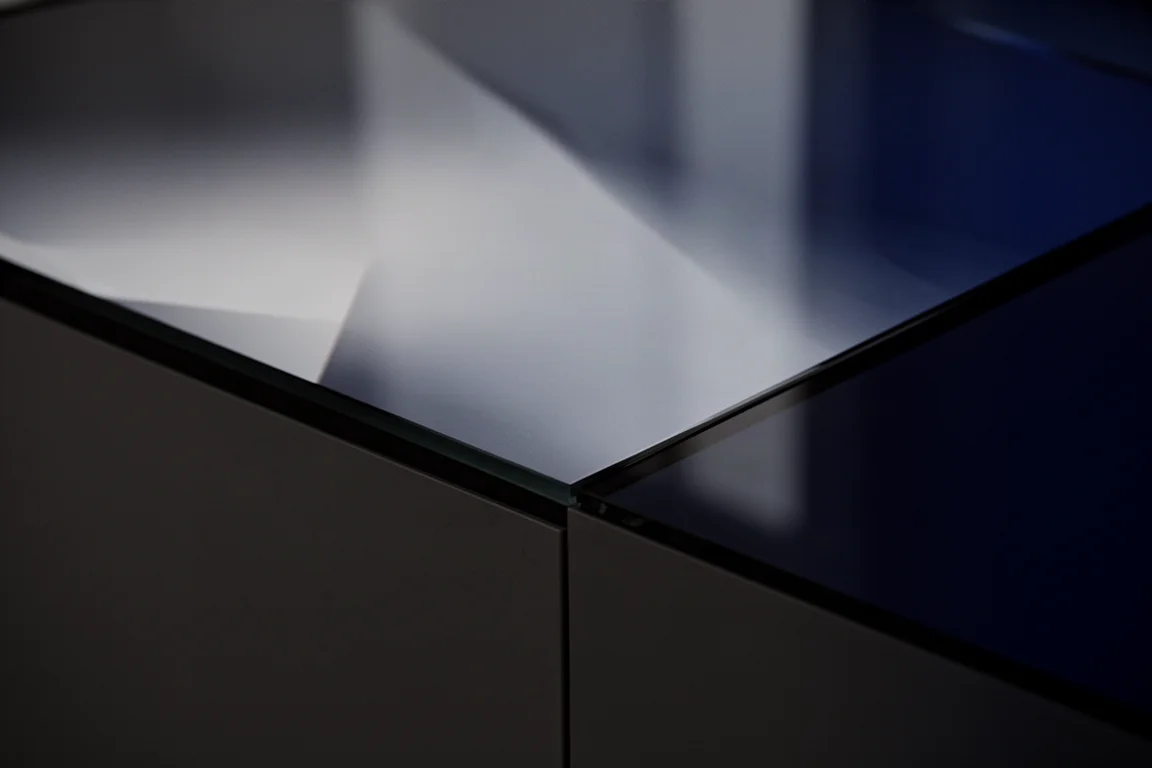 Primo piano della cornice e della superficie dello schermo di un grandissimo televisore flat