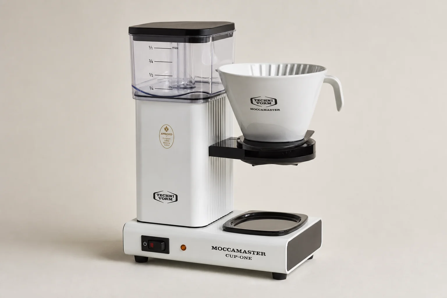 四台 Technivorm Moccamaster 咖啡機在素色背景下排成一列