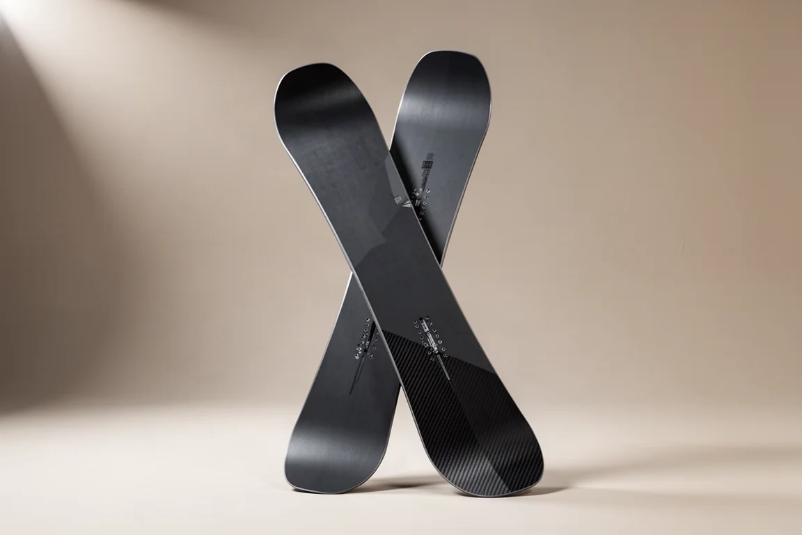 Snowboard freeride Telos Carbon Backslash stojący na neutralnym tle