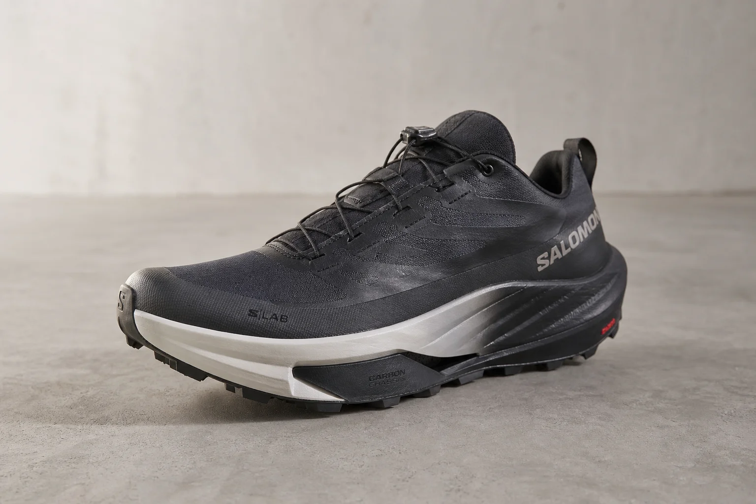 Cinq chaussures de trail running présentées sur une surface en béton