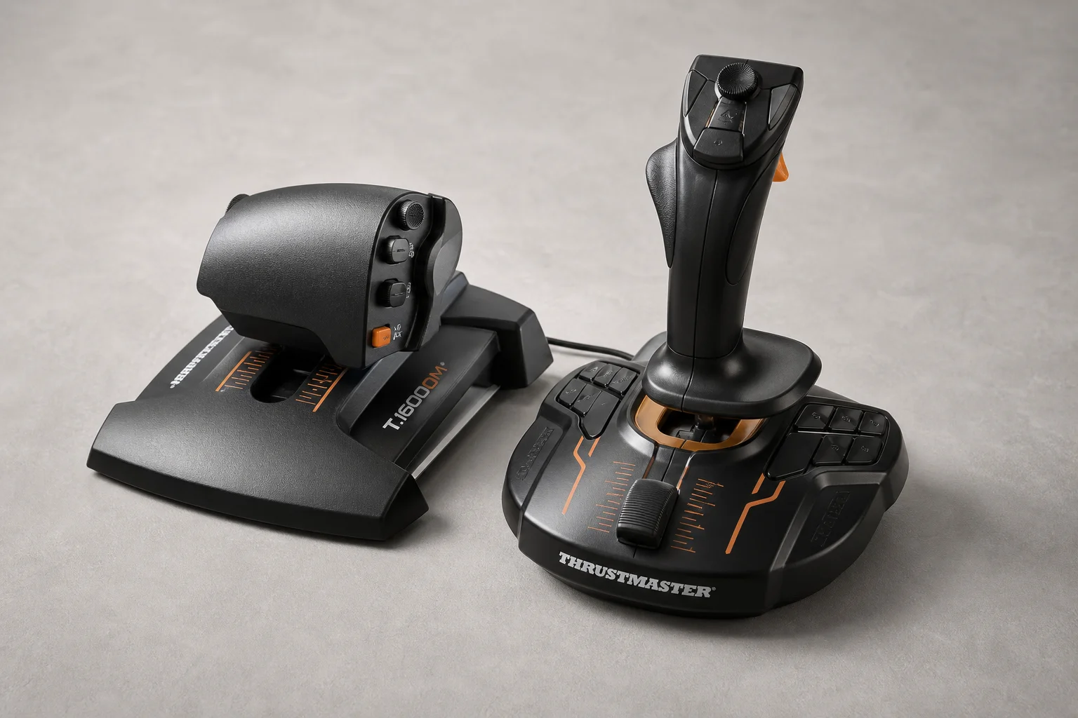 Trois joysticks et manettes des gaz pour simulateur de vol classés par prix sur une surface grise