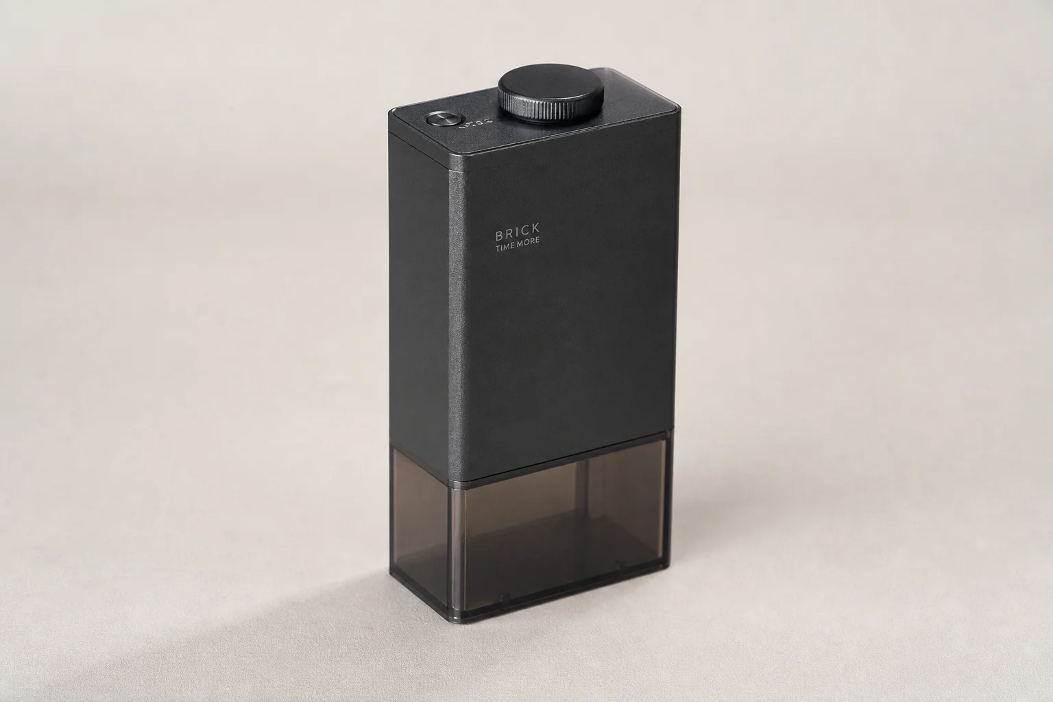 Una collezione di 14 moderni prodotti per il caffè disposti su uno sfondo neutro