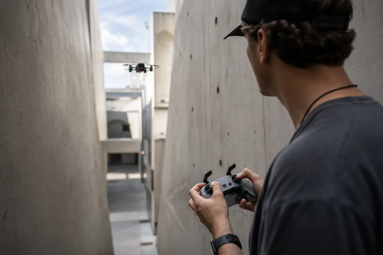 FPV-Drohnenpilot fliegt konzentriert durch enge Außenbereiche