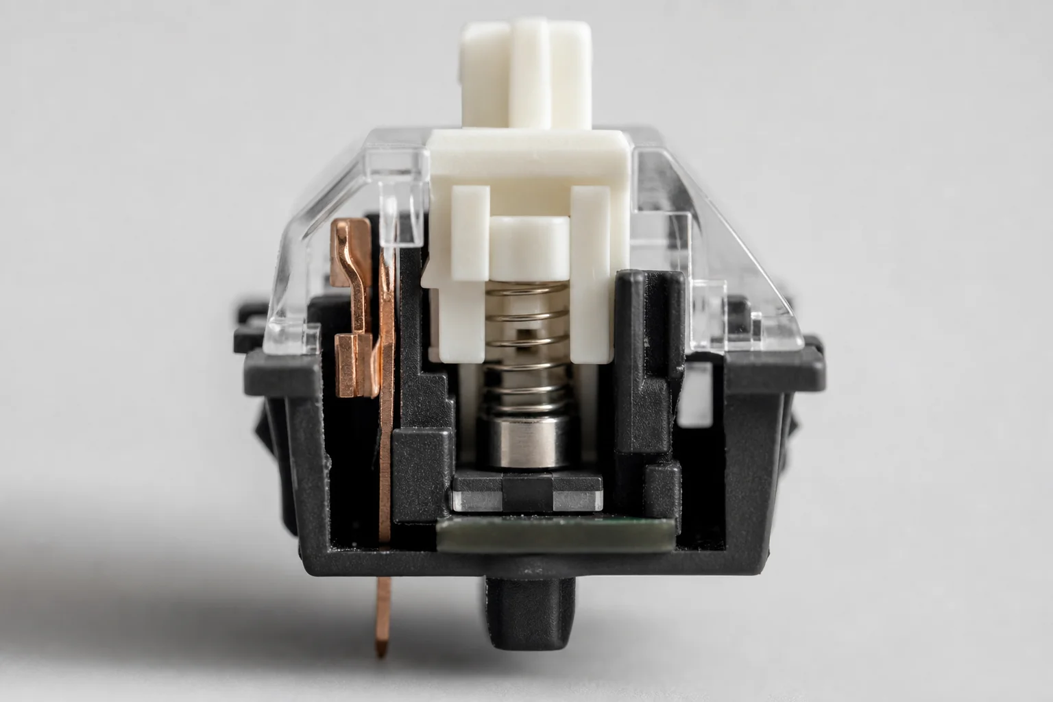 Nahaufnahme eines magnetischen Schaltermechanismus mit sichtbarer Sensorplatzierung
