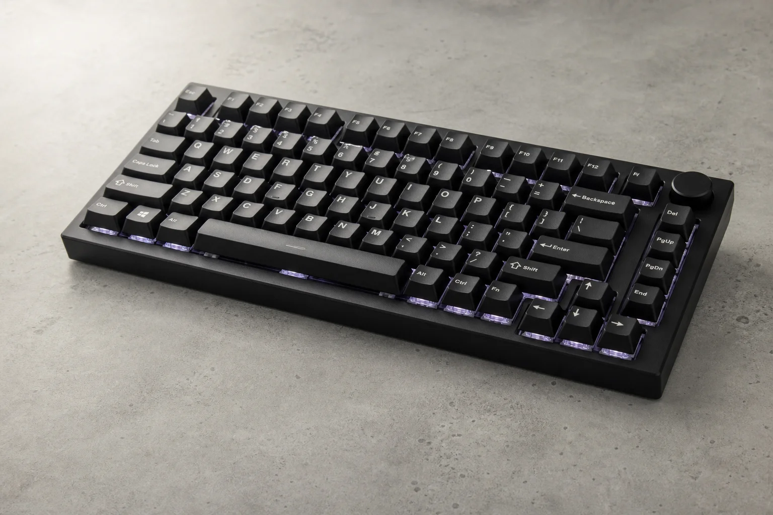 Moderne Gaming-Tastatur mit mechanischen Switches auf einer neutralen Betonoberfläche