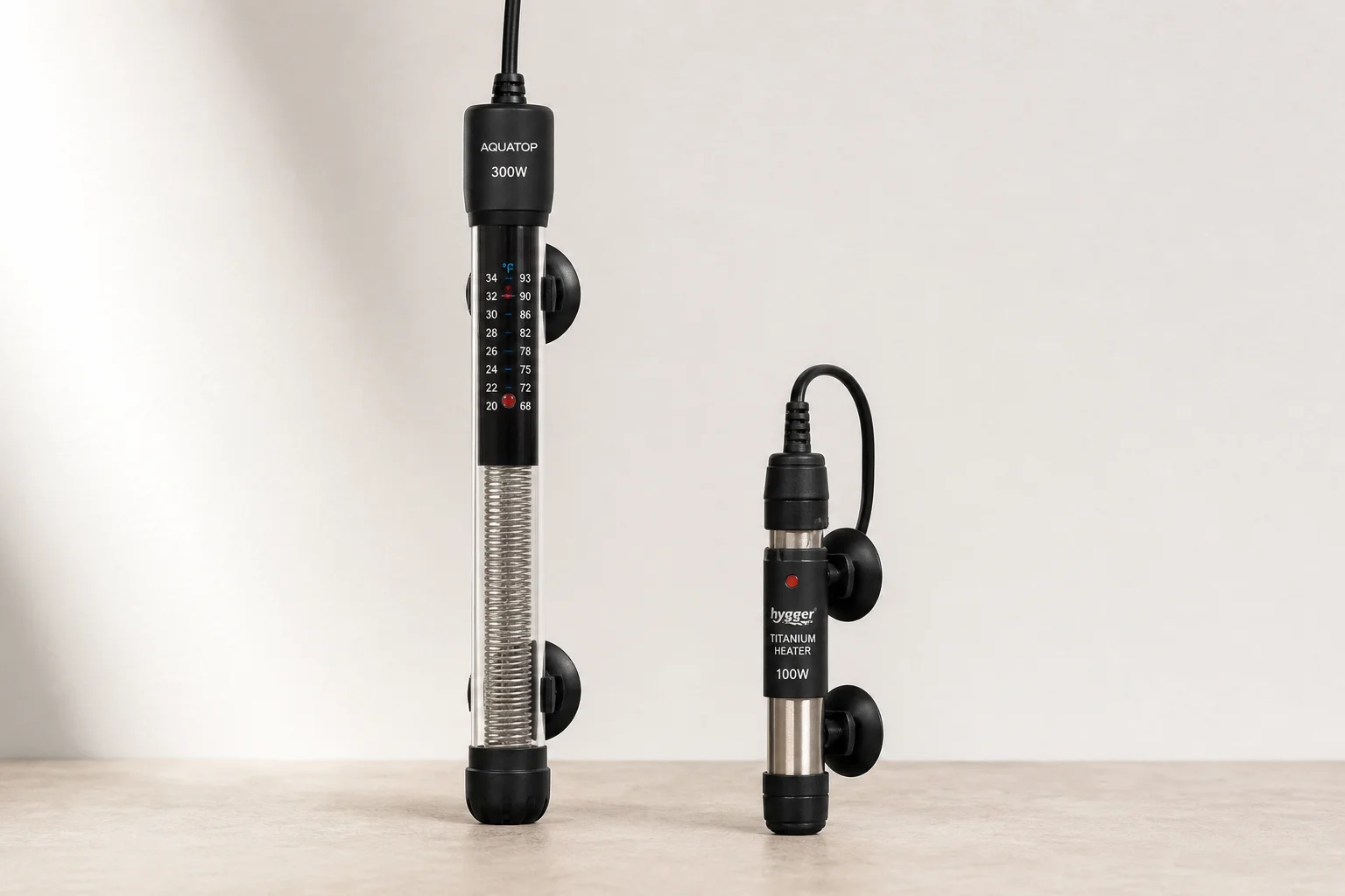 Chauffage Eheim Jager à côté d'un chauffage compact en titane pour comparer la taille