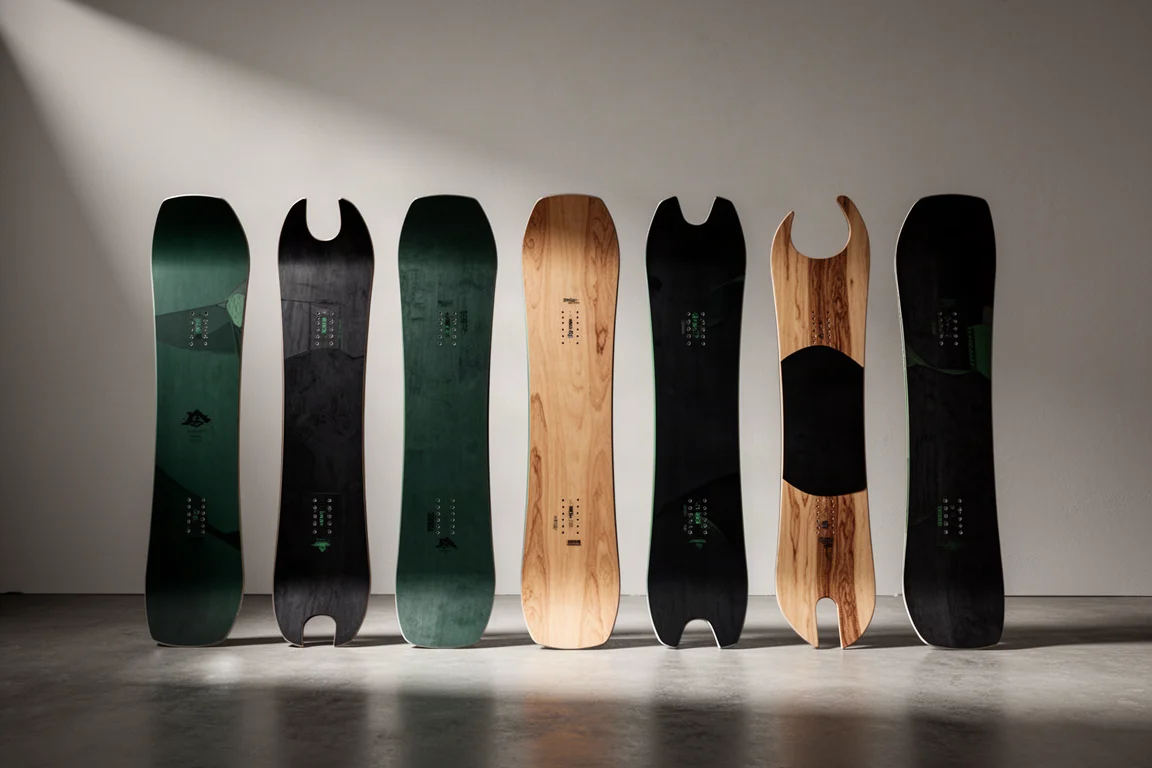 Åtta roliga shaped-snowboards med varierade utskärningsformer i en rad