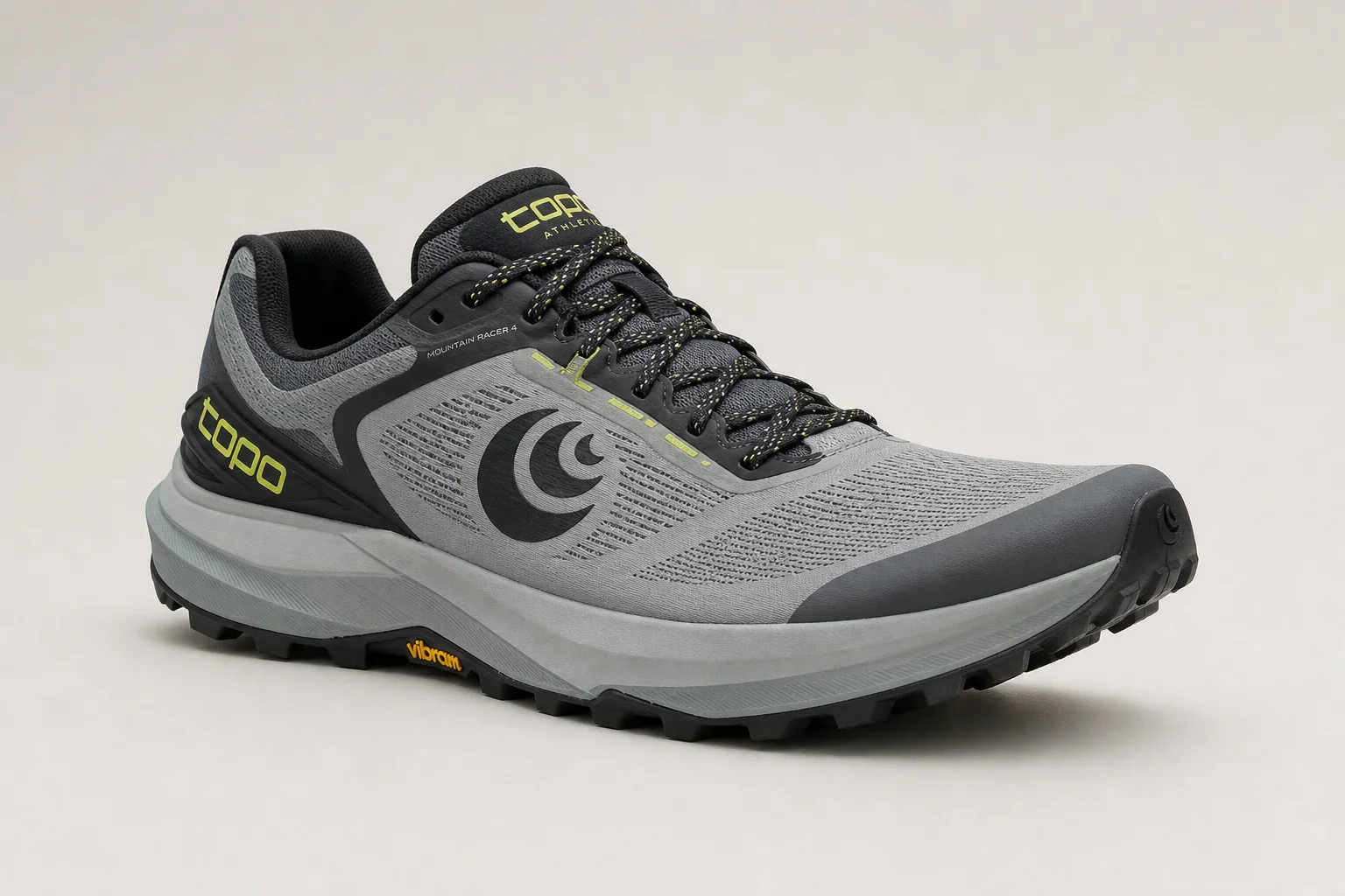 Fünf Trailrunning-Schuhe auf einer Betonfläche angeordnet, die verschiedene Designs zeigen