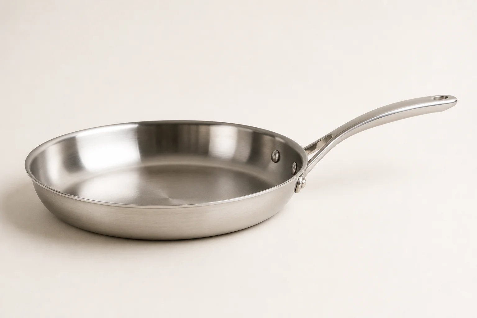 Samling av prisvärda köksredskap inklusive pannor i rostfritt stål, gjutjärn, non-stick och emaljerat material