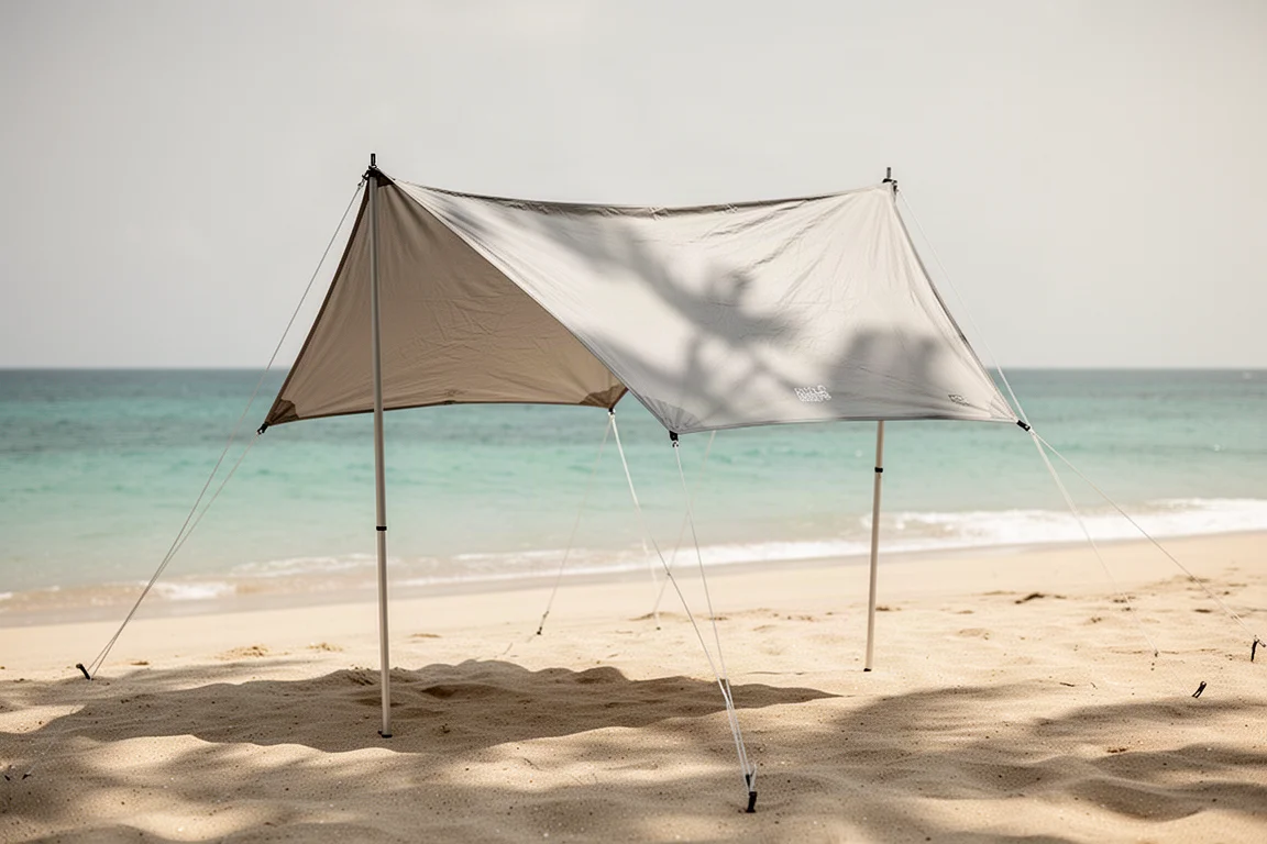 Compact zonnescherm voor het strand opgezet voor schaduw op een tropisch strand
