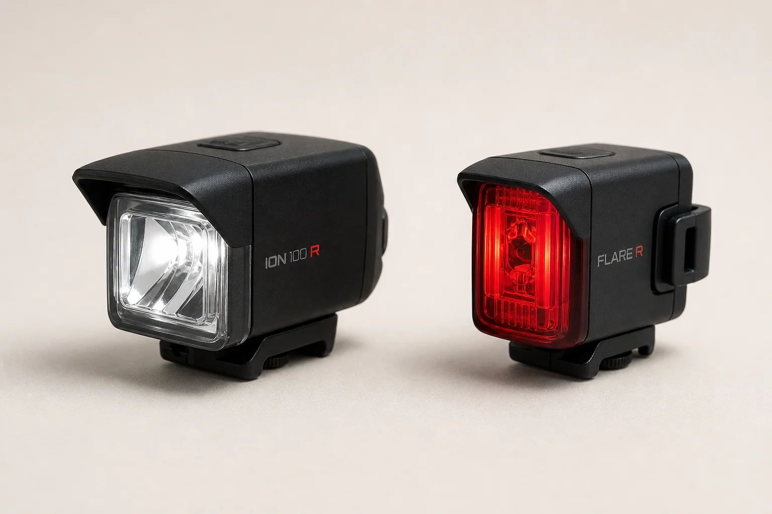 Trek Ion 100 R 前燈與 Flare R 尾燈並排於中性背景上