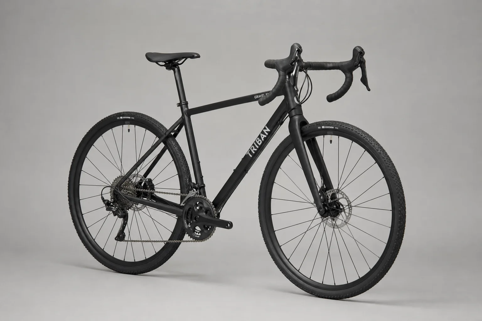 Cinq vélos de gravel disposés en quinconce montrant différents styles de cadres et géométries