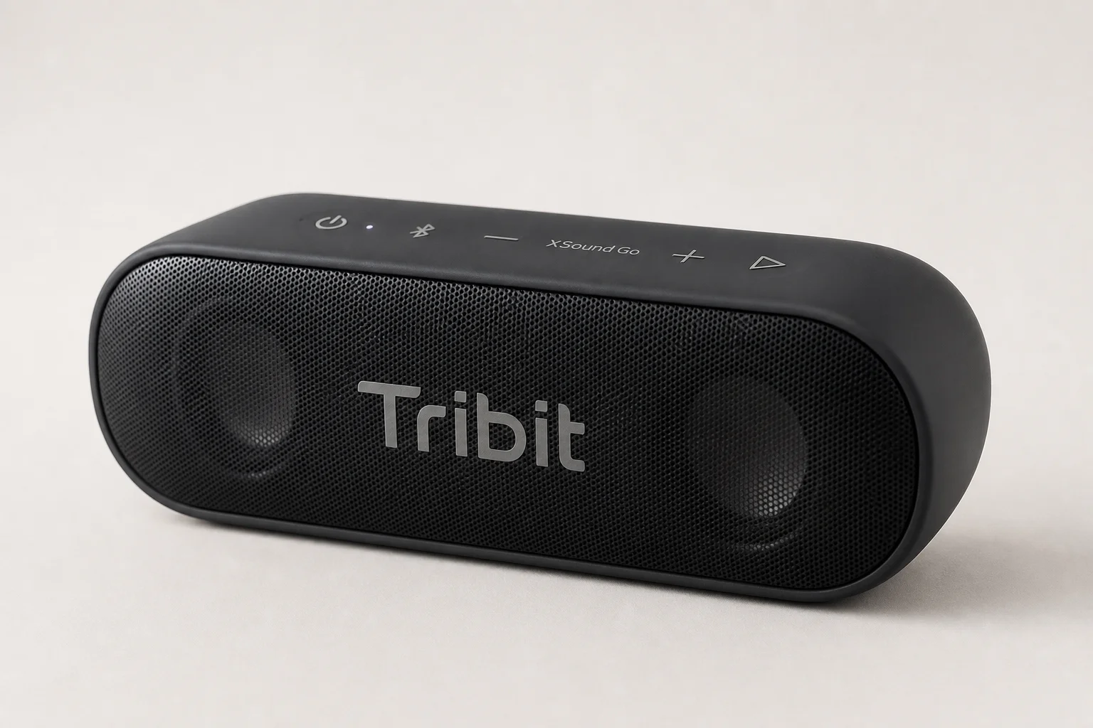 Cinco altavoces Bluetooth económicos dispuestos sobre una superficie de hormigón