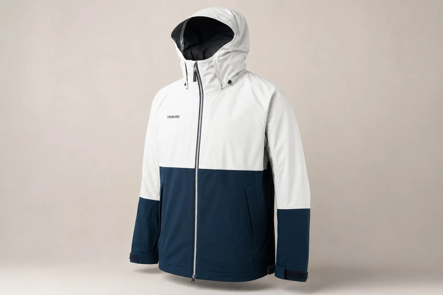 五件 Decathlon 防雨外套與長褲展示於中性背景前