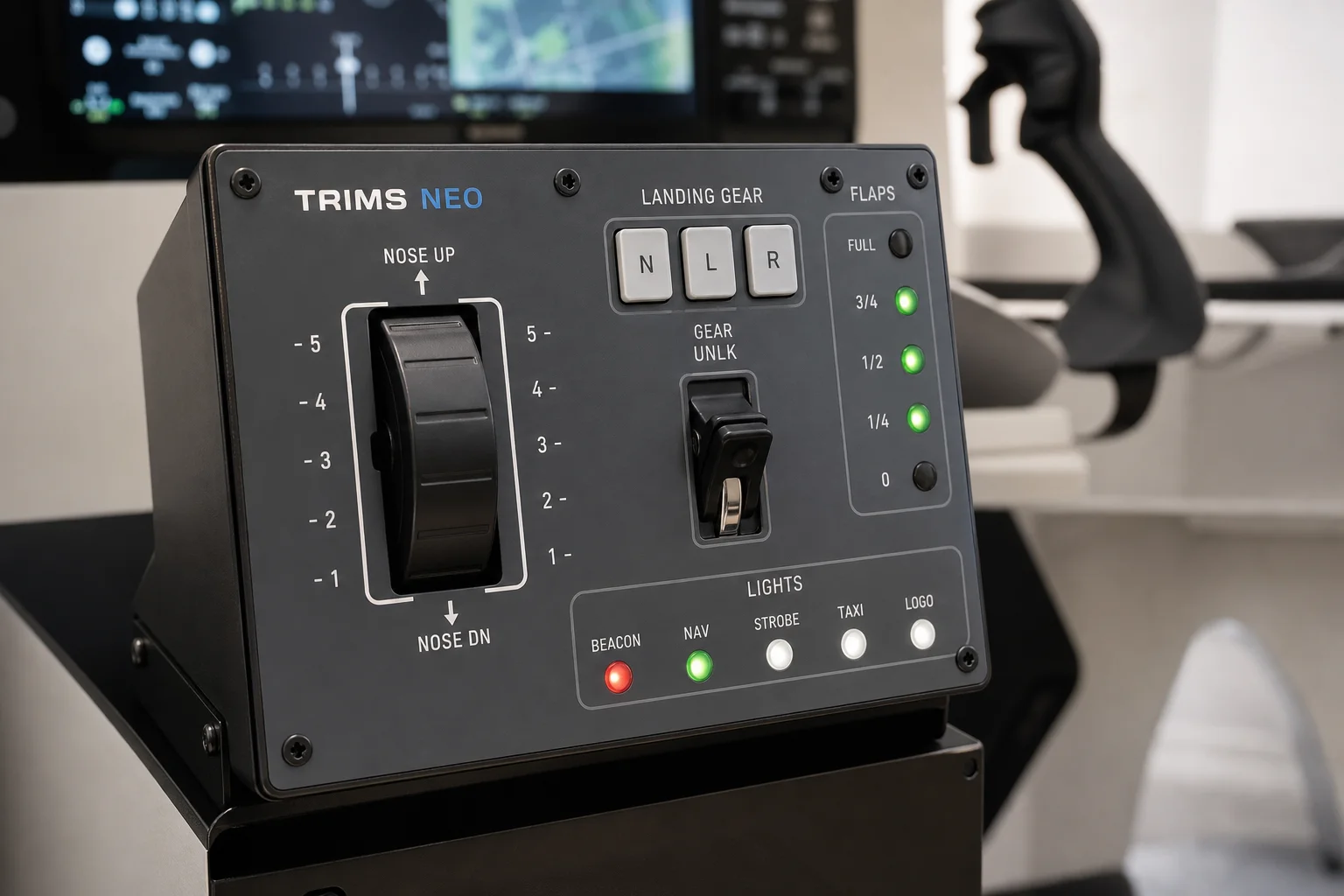 Cabina de simulador de vuelo doméstico profesional con yugo, aviónica, controles de aceleración y tres monitores