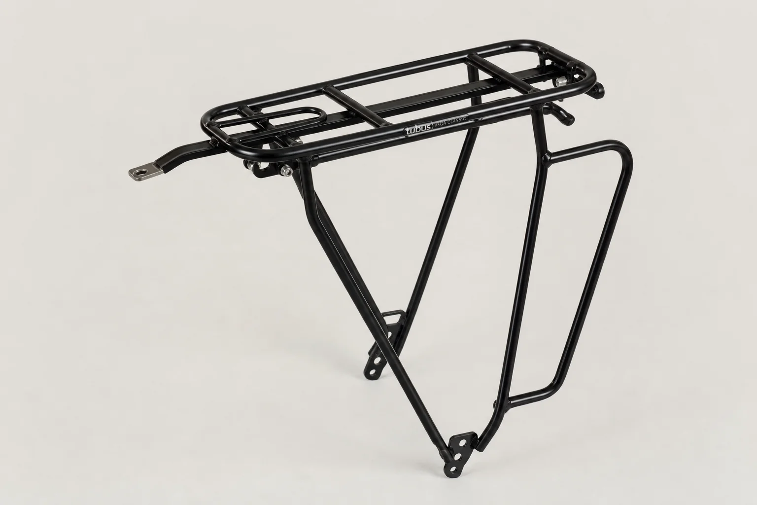 Una collezione di portapacchi posteriori per bicicletta in vari stili e materiali disposti su uno sfondo neutro
