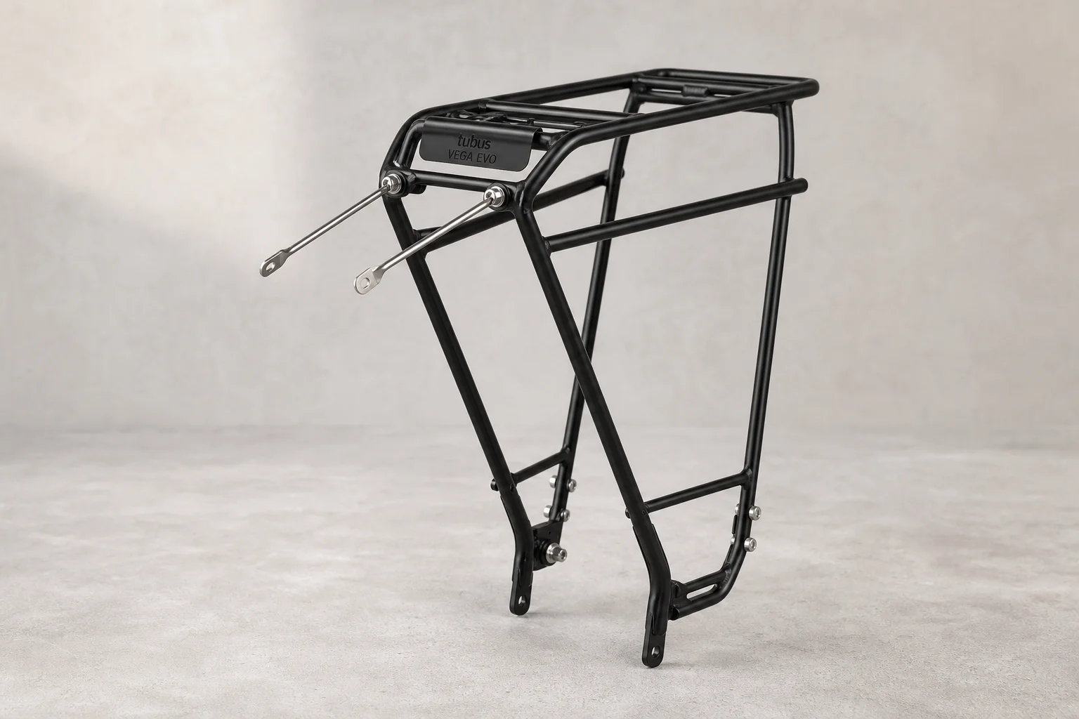 Collezione di portapacchi posteriori per bicicletta in vari stili e materiali disposti su uno sfondo neutro