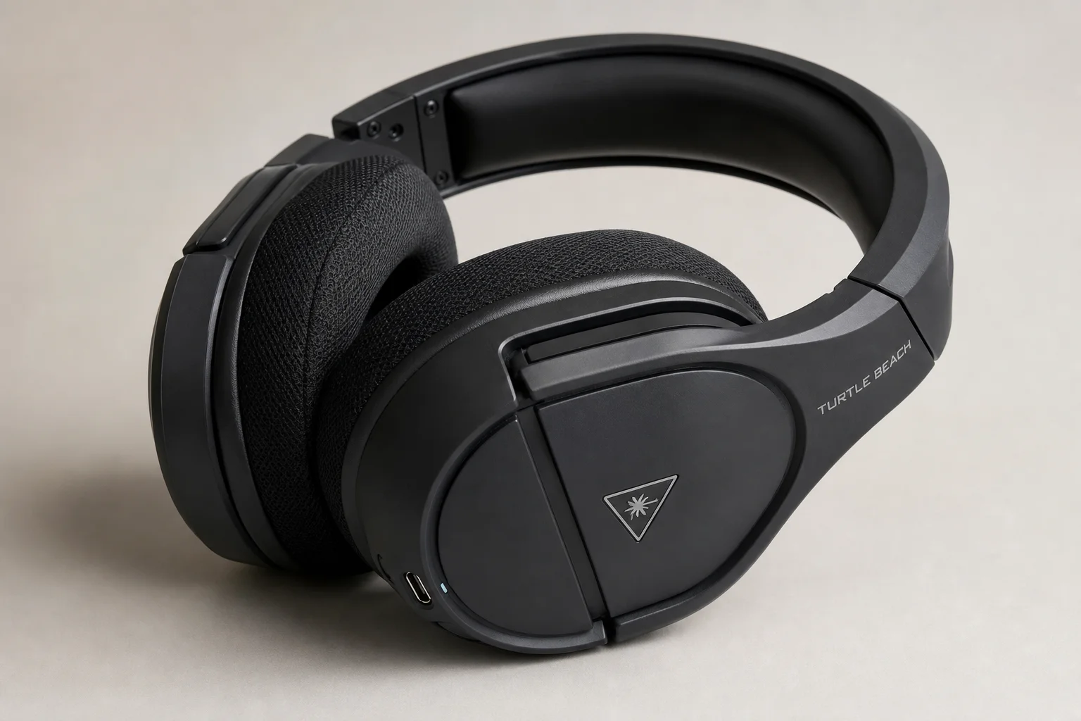 Quatre casques gaming alignés sur une surface en béton