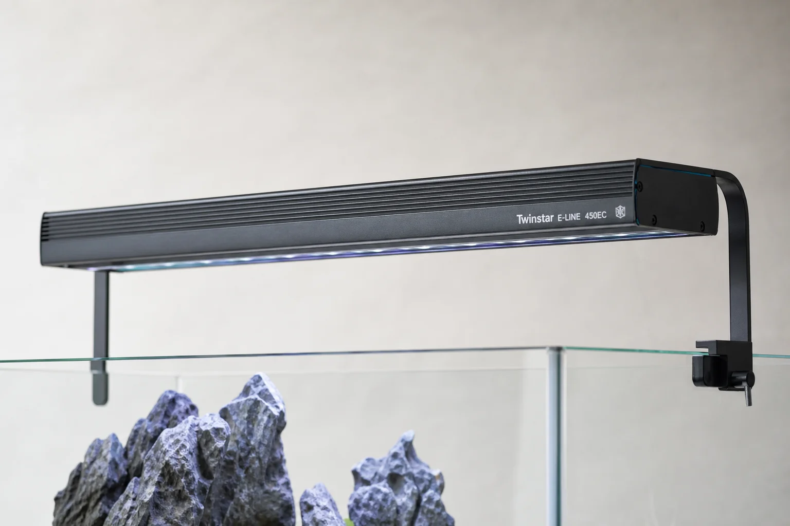 Aquascaping-utrustning inklusive akvarier, filter, belysning, värmare och CO2-regulator på en grå yta