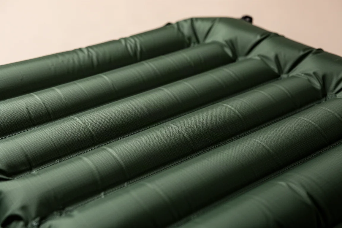 Close-up da superfície de um colchão inflado mostrando canais de câmaras horizontais