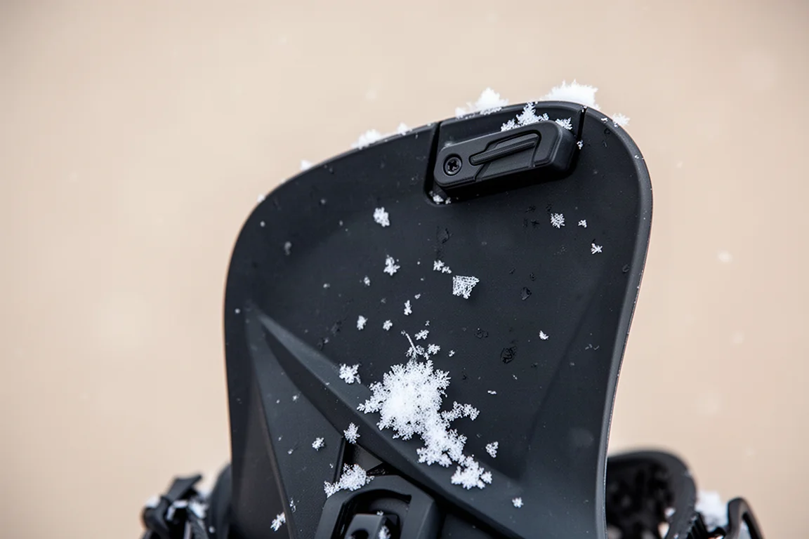 Gros plan sur le highback d'une fixation de snowboard avec levier de verrouillage
