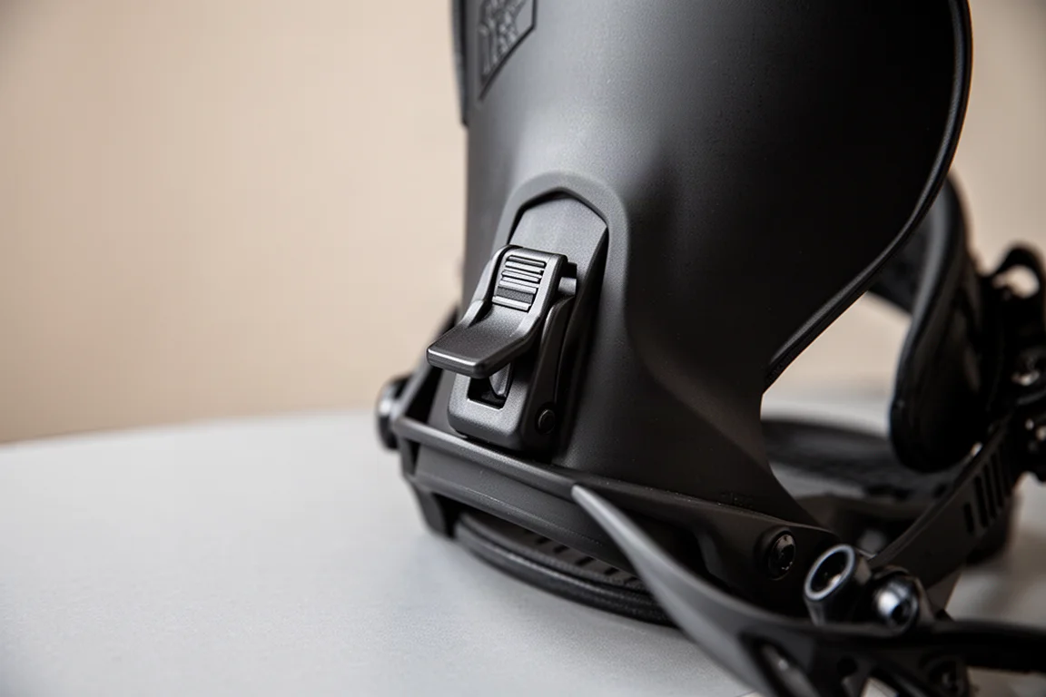 Detailaufnahme des Highbacks einer Snowboard-Binding mit Forward-Lean-Verstellung