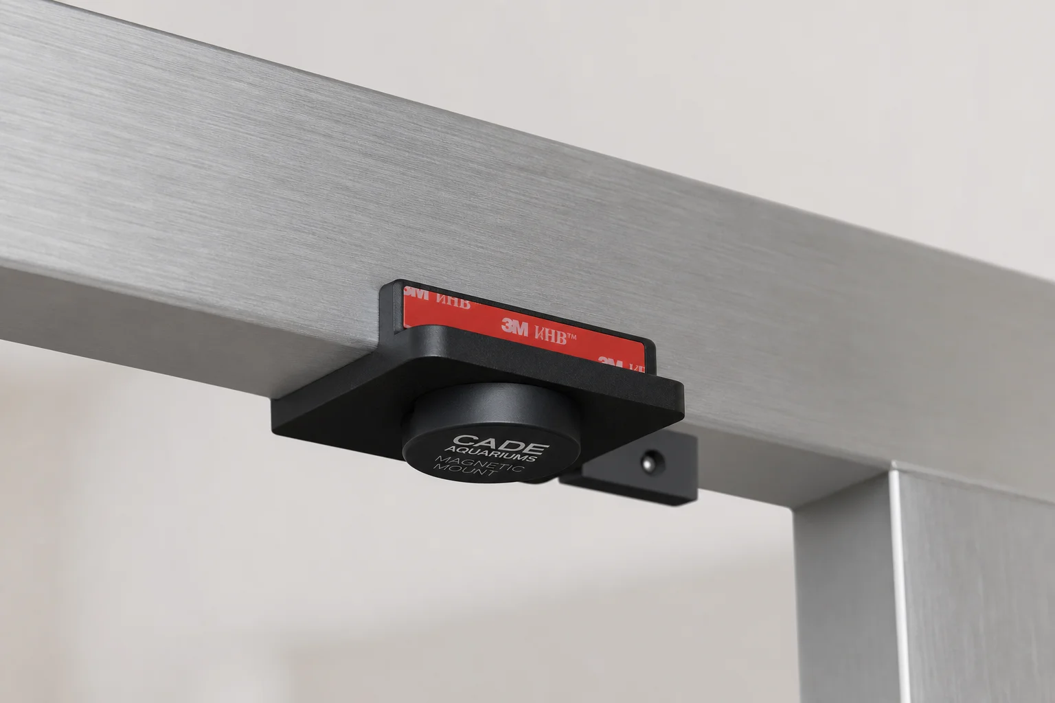 Magnetisches Befestigungssystem an der Querstrebe eines Aluminium-Aquarienschranks