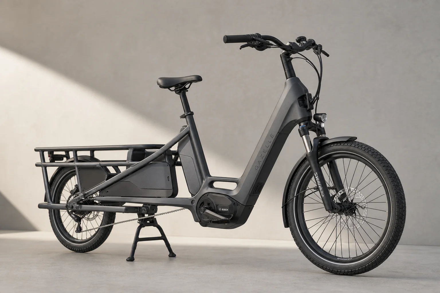 Urban Arrow Breeze longtail cargo e-bike con marco vertical y plataforma de carga trasera sobre fondo neutro