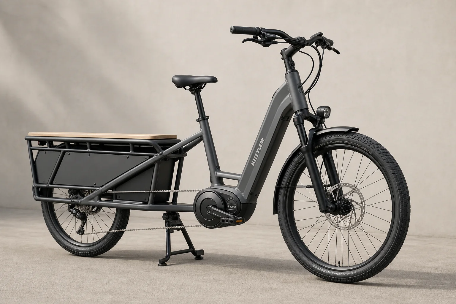 Bicicleta de carga eléctrica longtail Urban Arrow Breeze con marco vertical y plataforma de carga trasera sobre fondo neutro