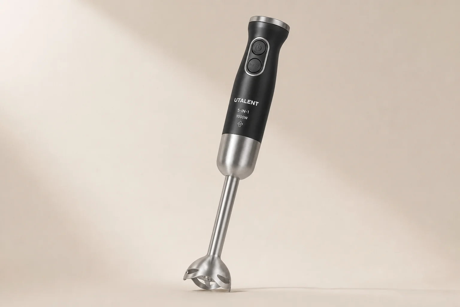 Stabmixer aus Edelstahl mit ergonomischem Griff und 4-flügeligem Messereinsatz