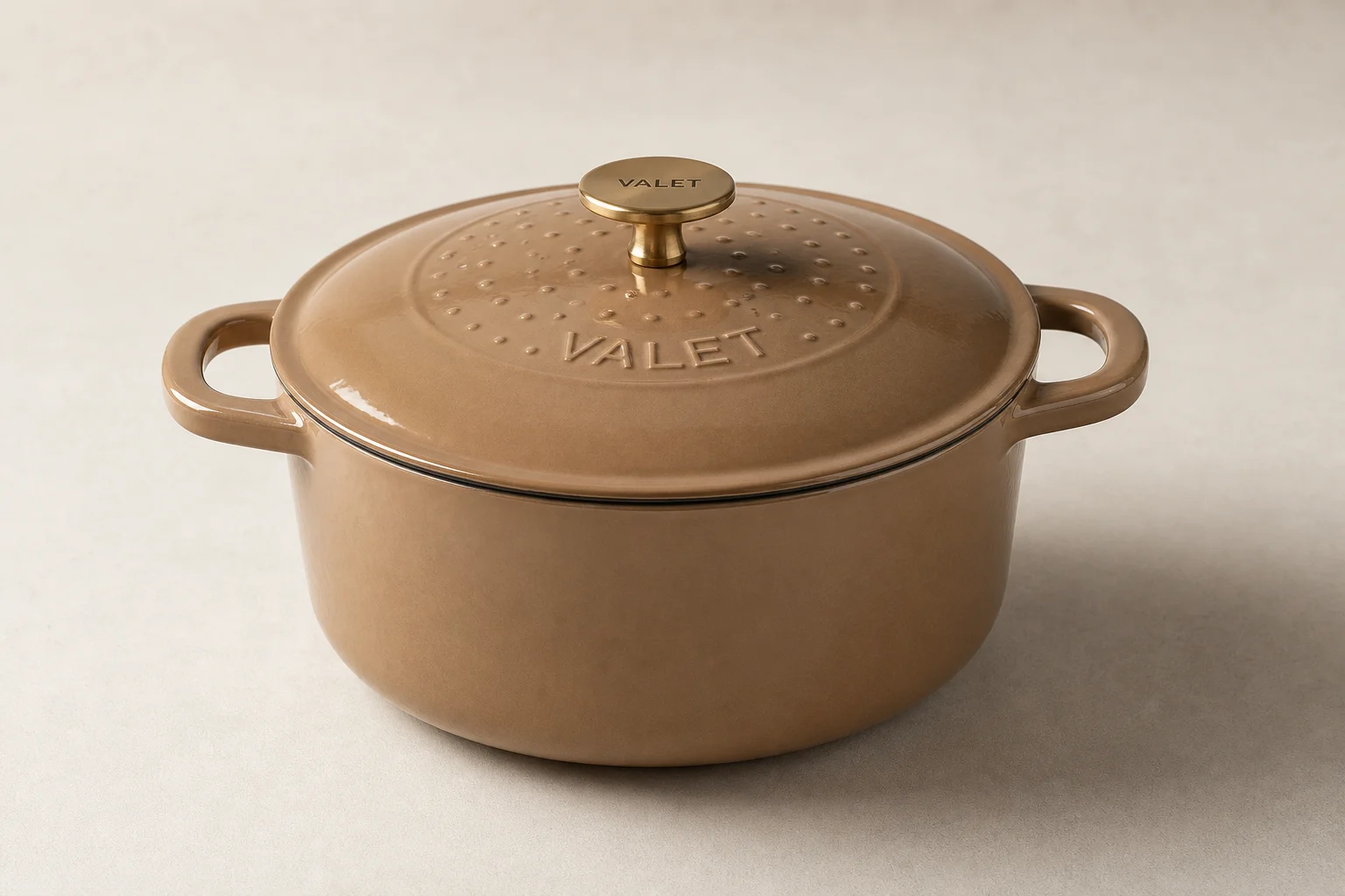 Sex stycken Dutch ovens i olika storlekar uppställda på en betongyta