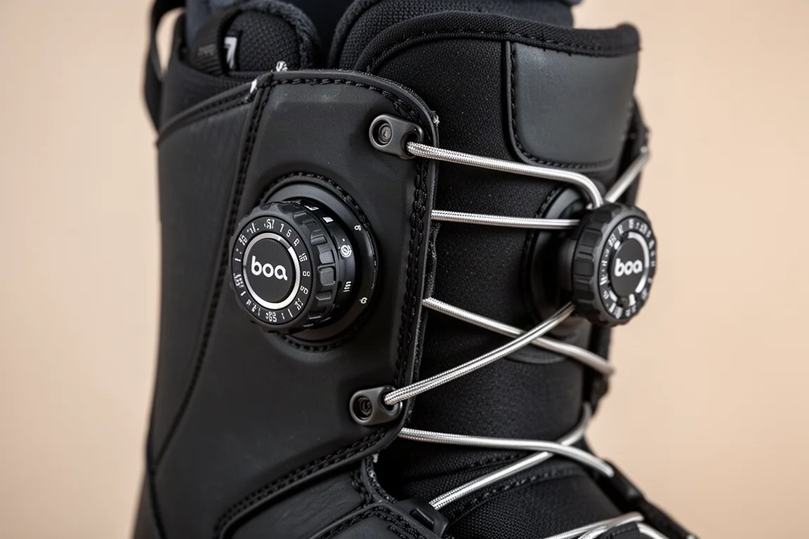 Primer plano del dial Boa y el cordón de cable de acero en una bota de snowboard