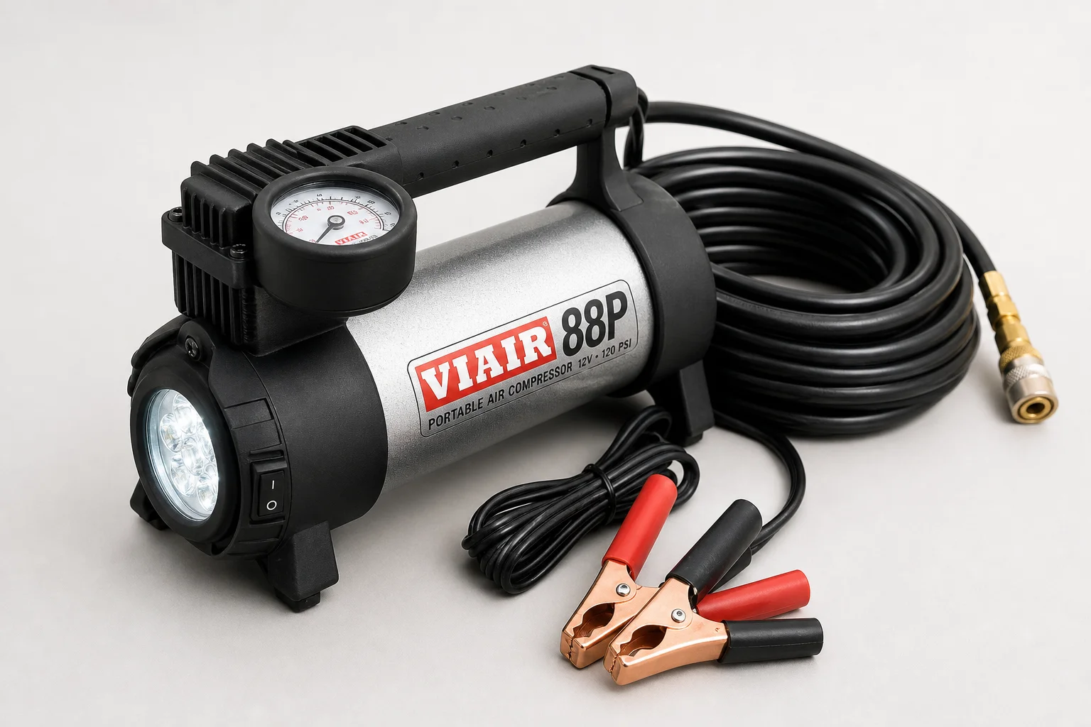 放置於水泥地面的 Viair 88p 空氣壓縮機與 ARB 輪胎洩氣閥