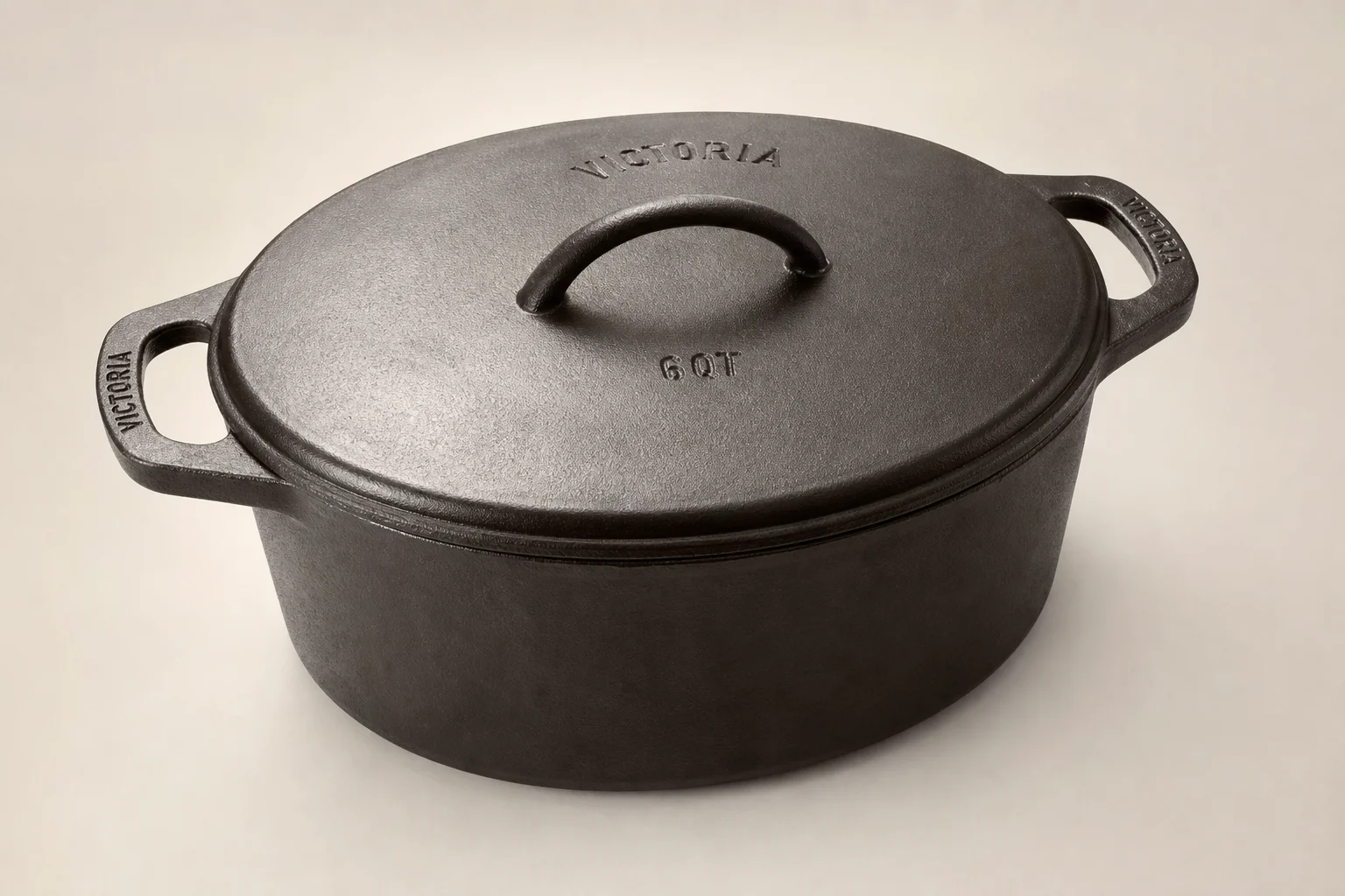 Sex stycken Dutch ovens i olika storlekar uppställda på en betongyta