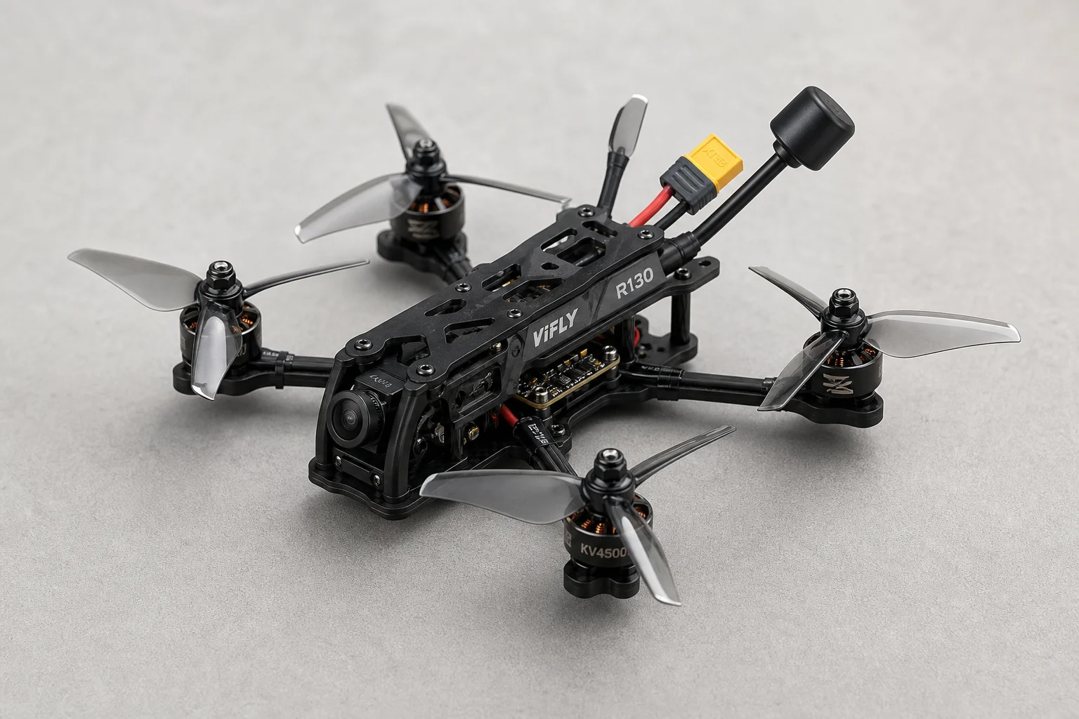 Fem FPV-racingdrönare i olika storlekar uppställda på en betongyta