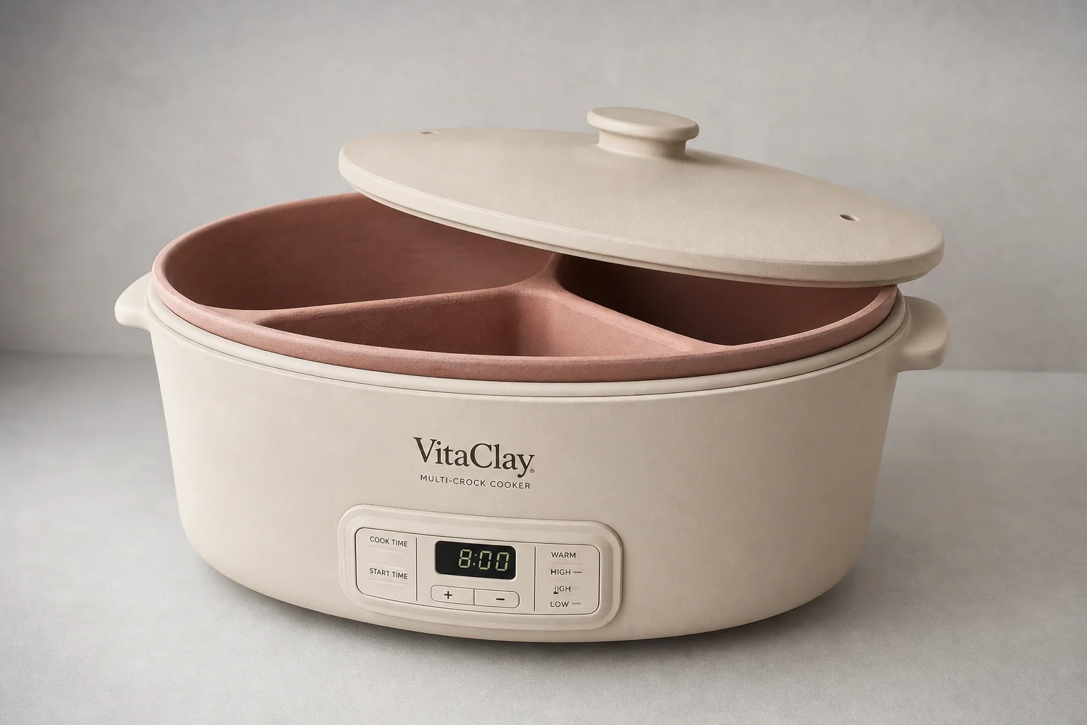 Cinque slow cooker atossiche esposte su una superficie in cemento che mostrano una varietà di design e materiali