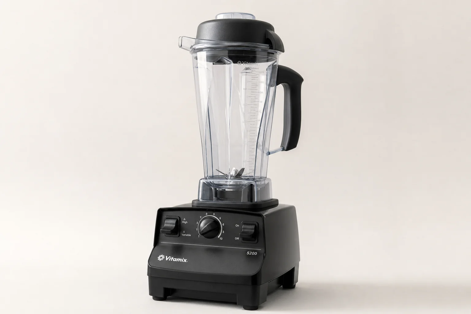 Fünf Vitamix Standmixer-Modelle, angeordnet nach Größe und Designentwicklung auf einem Betonuntergrund