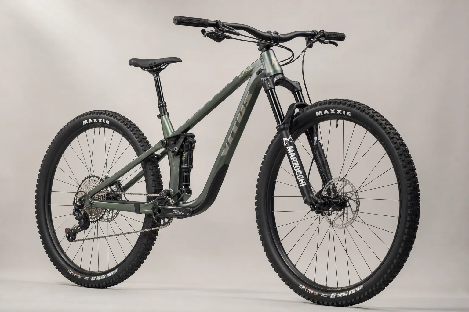 Sechs vollgefederte Mountainbikes auf einer grauen Oberfläche angeordnet