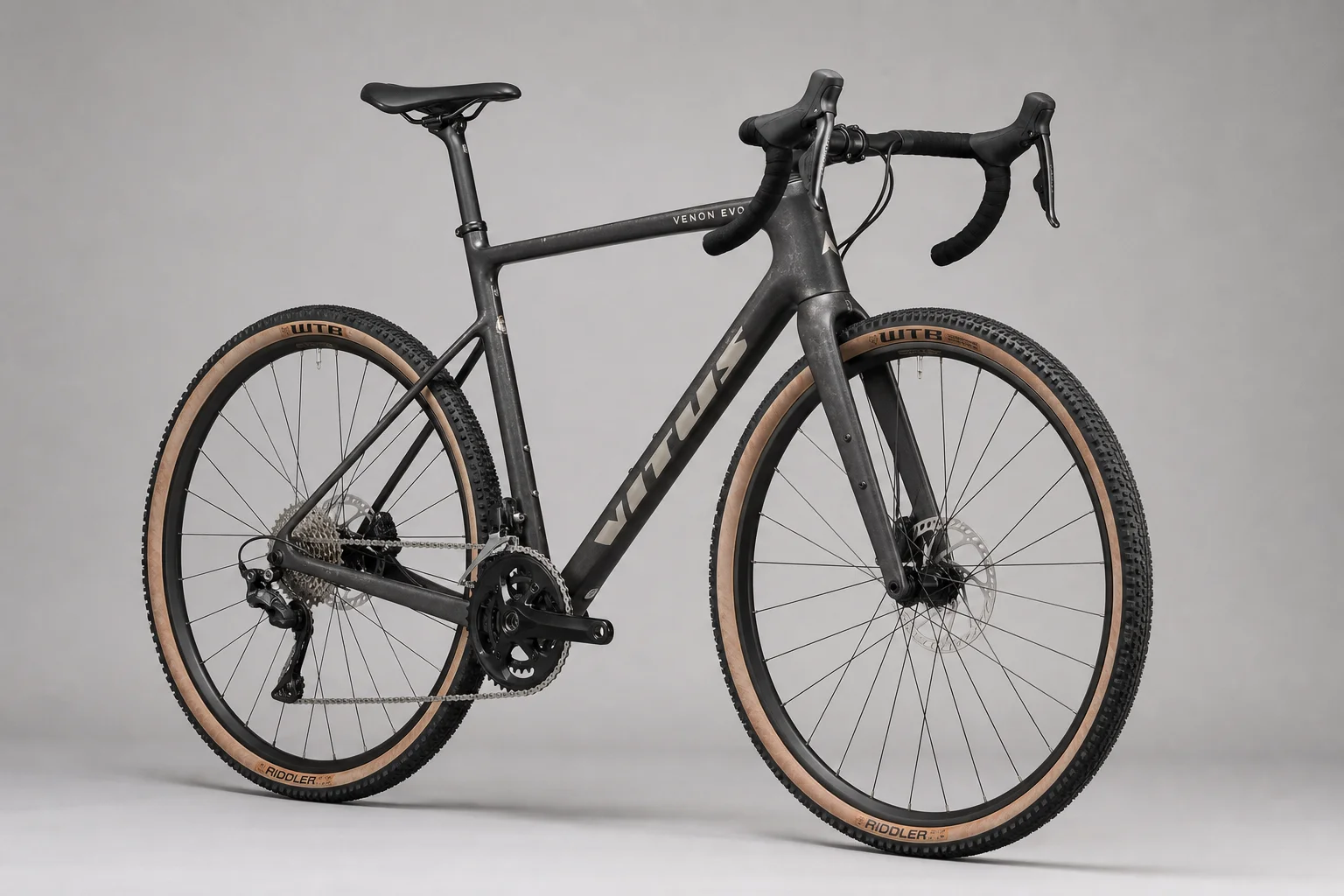 Mehrere Allroad-Bikes vor neutralem Hintergrund, die verschiedene Rahmenmaterialien und Designs zeigen