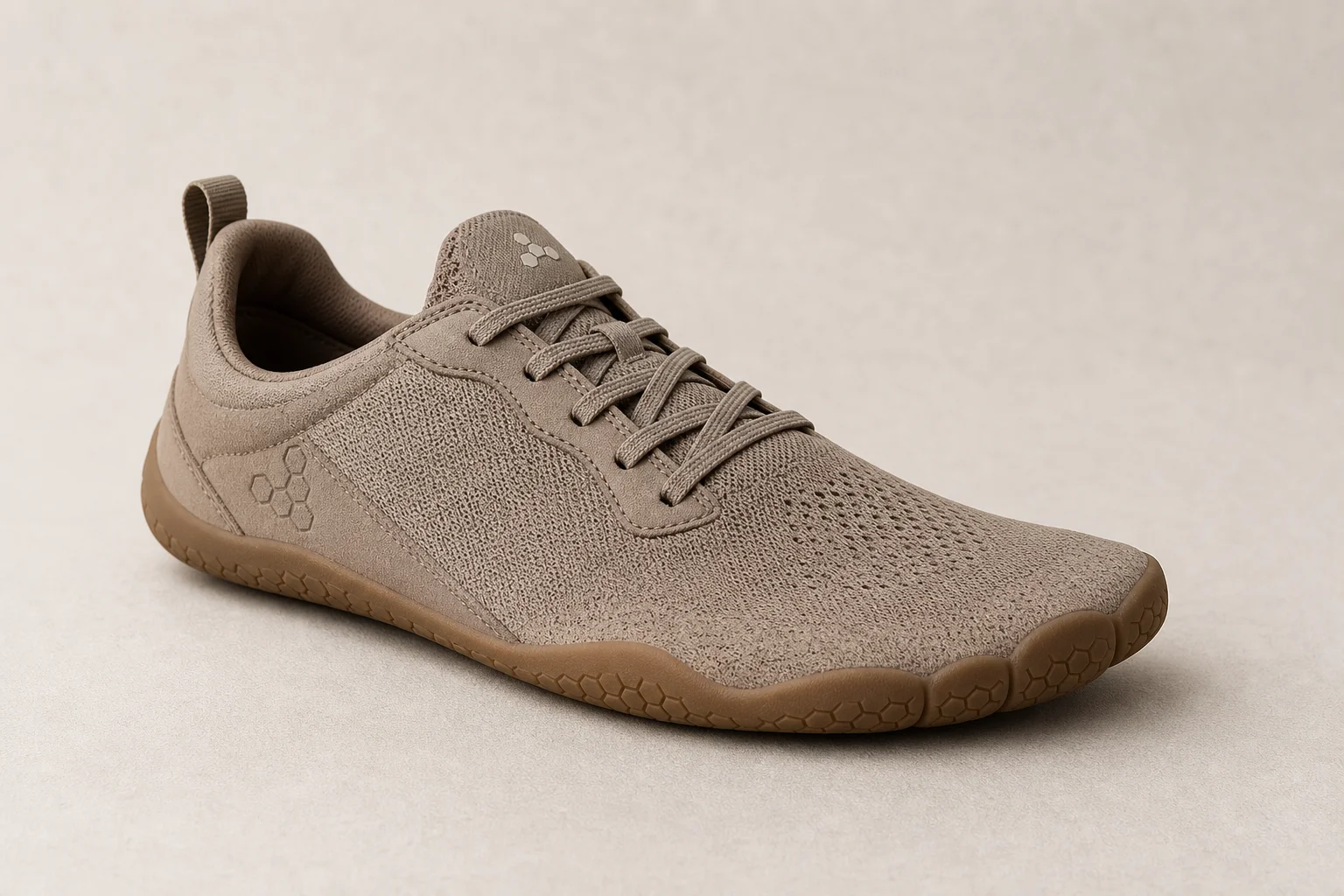 Collection de chaussures minimalistes de plusieurs marques présentées sur un fond neutre