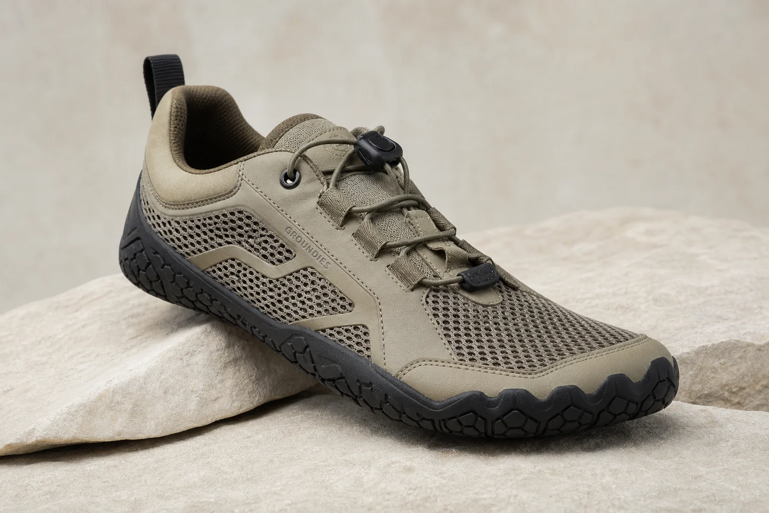 Collection de chaussures minimalistes de plusieurs marques présentées sur un fond neutre