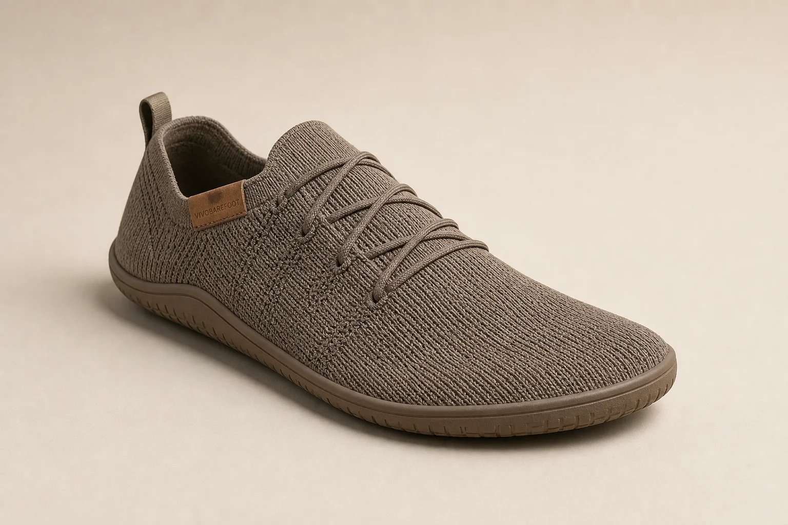 Collection de chaussures minimalistes de différentes marques présentées sur un fond neutre