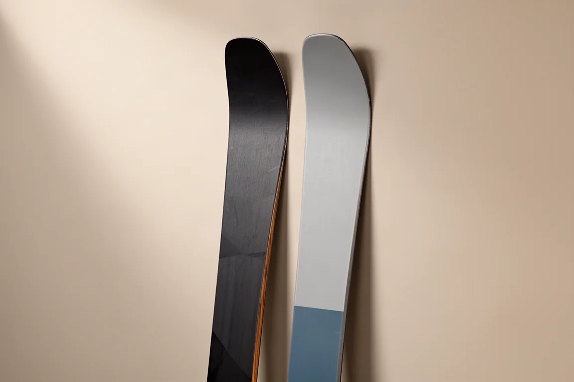 Due sci all-mountain affiancati su uno sfondo neutro da studio