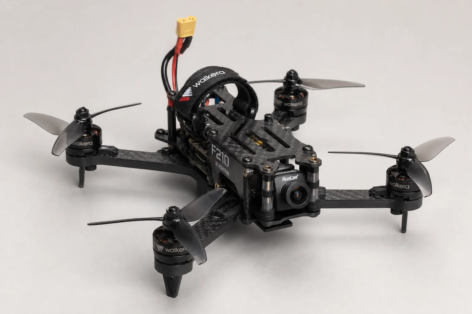 Fem FPV-racingdrönare i olika storlekar uppställda på en betongyta
