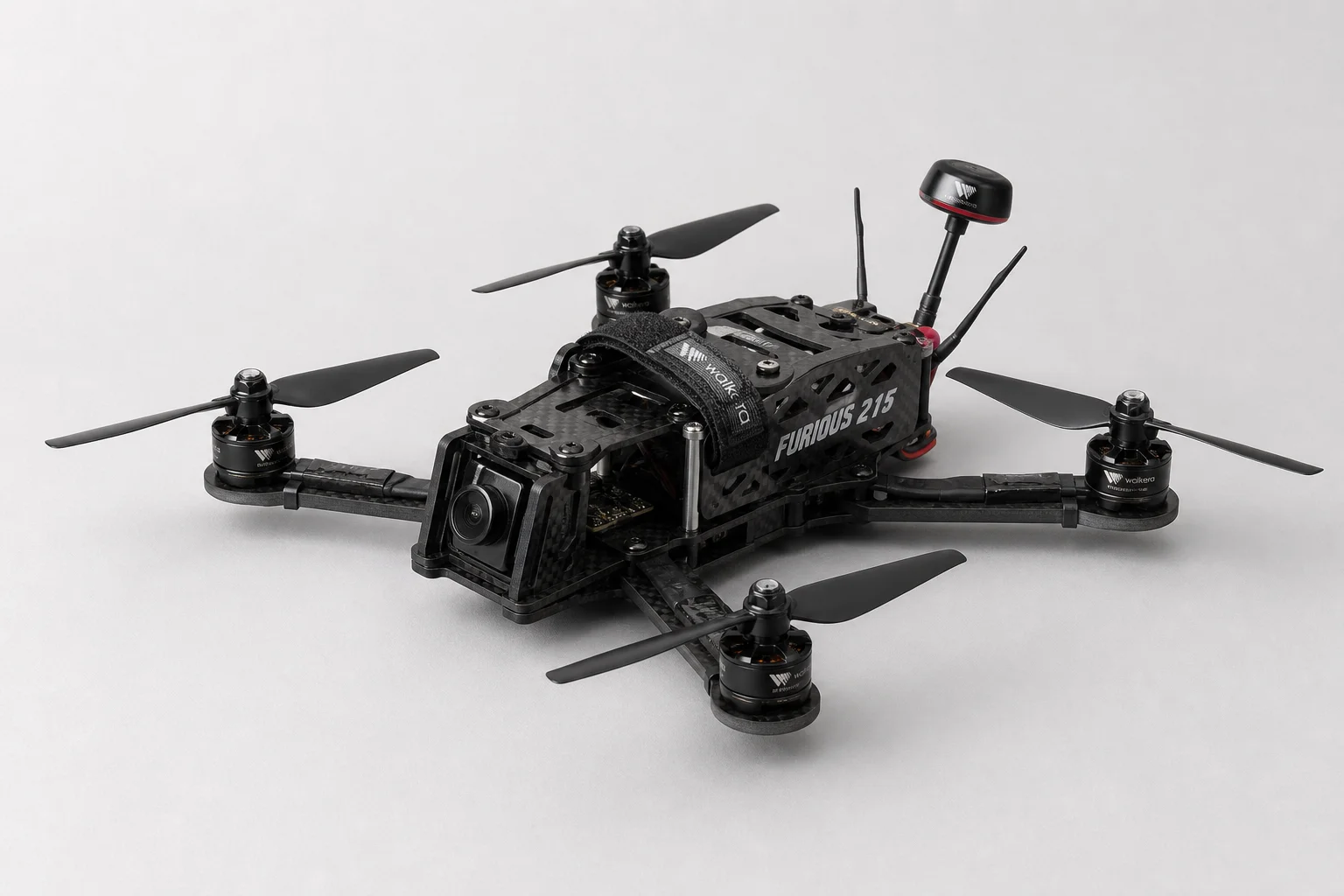 Fem FPV-racingdrönare i olika storlekar uppställda på en betongyta