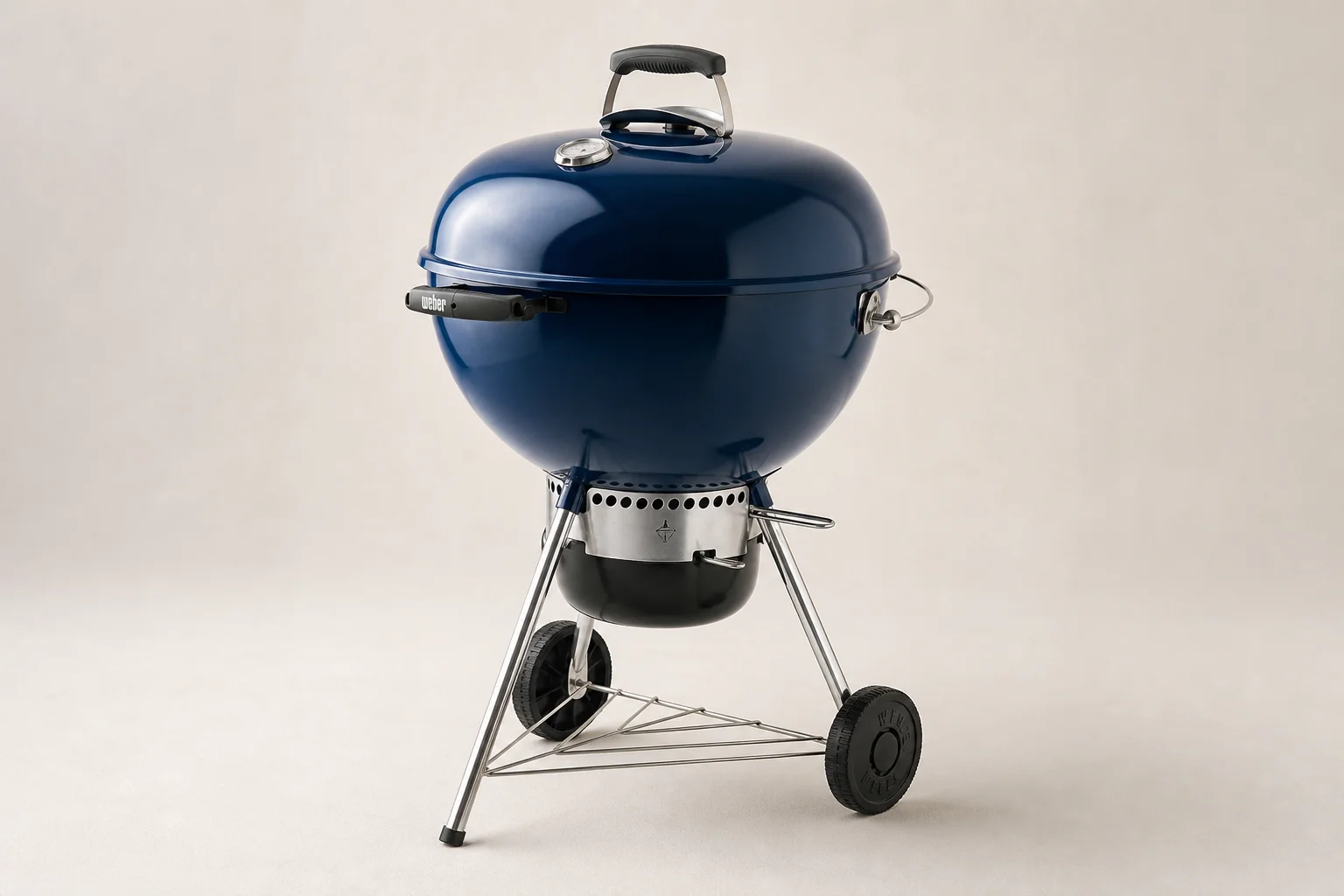 Drei 22-Zoll Weber Kugelgrills in einer Reihe: Original, Premium und Master Touch Modelle.
