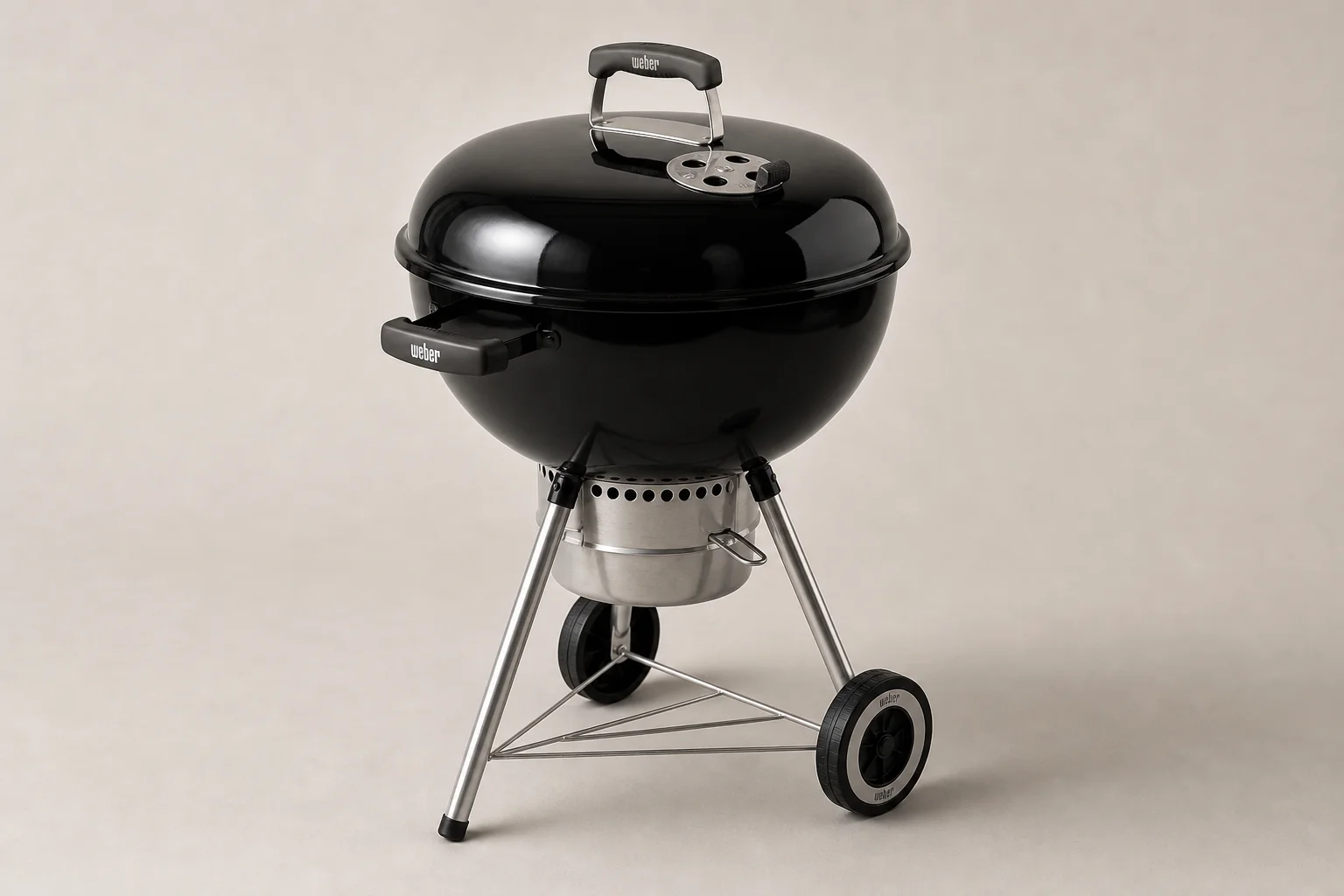 Drei 22-Zoll-Kugelgrills von Weber in einer Reihe: die Modelle Original, Premium und Master Touch