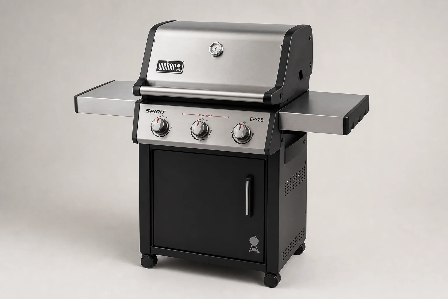 Weber Spirit E-325 三爐頭瓦斯烤肉爐，配備炙燒區，背景為中性色調